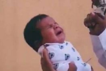 المسدس في فم الرضيع... فيديو يثير فزع السعوديين والسلطات تتحرك