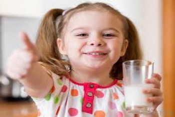 دراسة كندية : الحليب كامل الدسم يقي الأطفال من السمنة