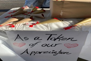 اوتاوا: طلاب الجامعة يقدمون الورود لموظفي المستشفى في يوم عيد الحب