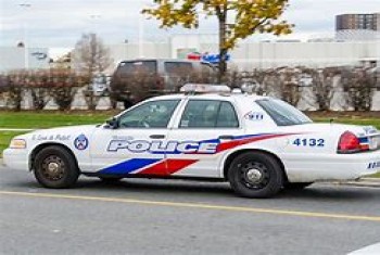 تورونتو: أربعة اشخاص متهمون بإلقاء قناني زجاجية من شرفة أثناء حفلة